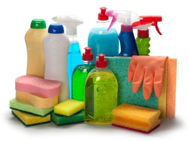 Nếu tiếp xúc với hóa chất trong các sản phẩm tẩy rửa, chất tẩy rửa mạnh, chất gây kích ứng trong nhà, thời tiết hanh khô, thiếu độ ẩm hoặc tắm nước quá nóng thì trẻ sẽ dễ bị viêm da cơ địa