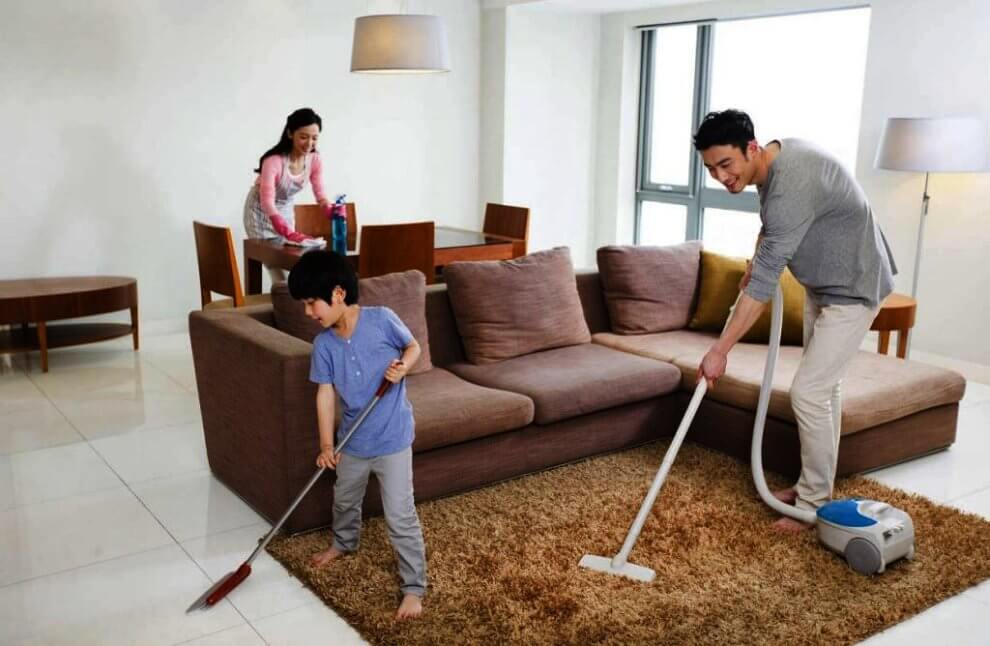 Thường xuyên dọn dẹp nhà cửa sạch sẽ để giúp loại bỏ bụi bẩn gây kích ứng da bé