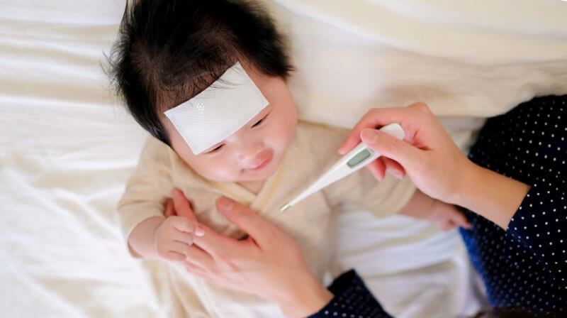 Trẻ bị sốt nhẹ và tự khỏi trong 1-2 ngày, nhiệt độ không quá cao