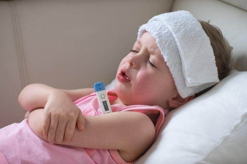 Khi trẻ bị sốt sau khi tiêm phòng 6 trong 1, không cần vội vàng mà cho trẻ uống hạ sốt, hãy tiếp tục theo dõi tình trạng sốt của bé, dùng khăn ấm chườm trán hoặc lau người cho bé
