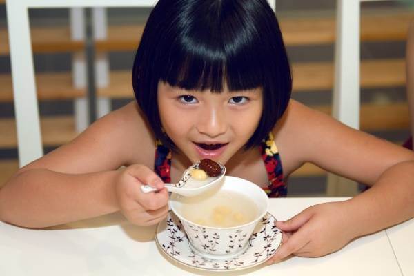 trẻ em ăn yến có bị dậy thì sớm không