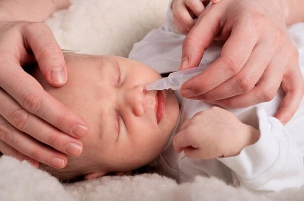 ba mẹ nên sử dụng nước muối sinh lý để vệ sinh mũi cho trẻ mỗi ngày từ 2-3 lần