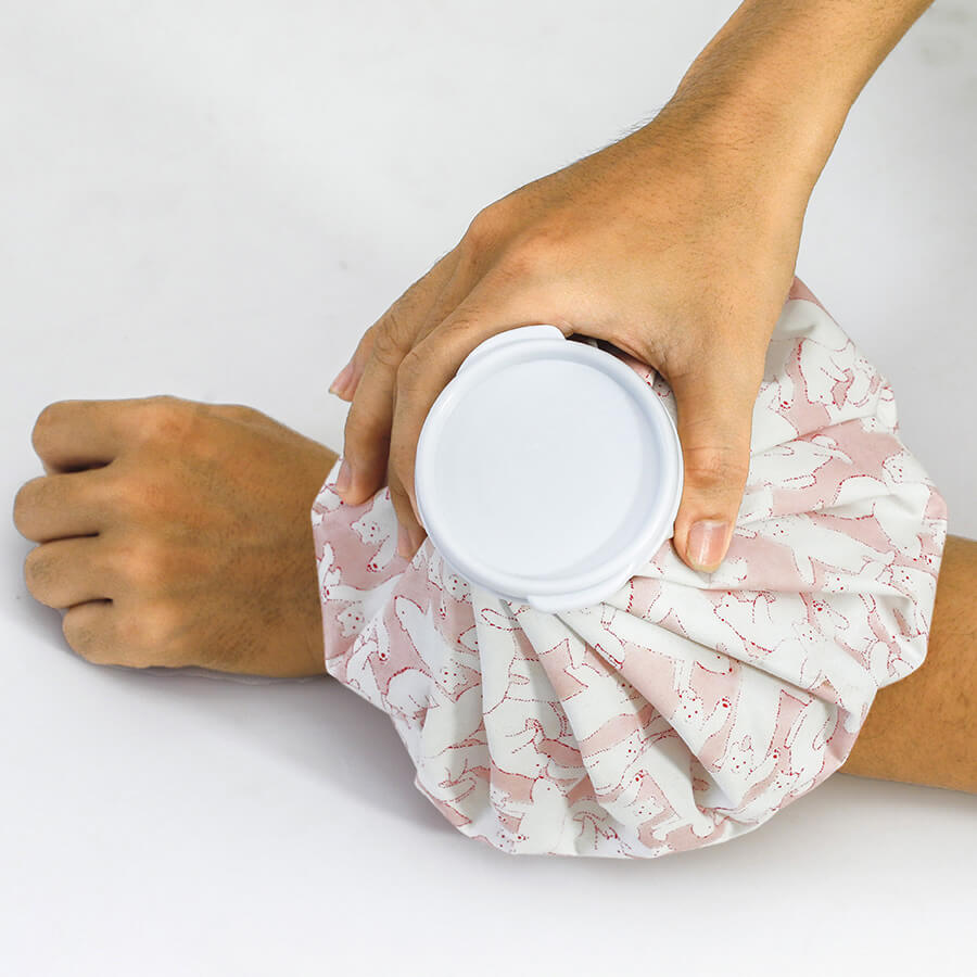 Chườm lạnh có tác dụng giảm triệu chứng viêm sưng và đau nhức khá hiệu quả