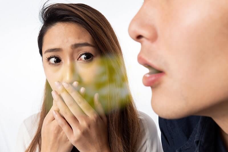 Hơi thở có mùi, khiến bạn mất tự tin khi giao tiếp