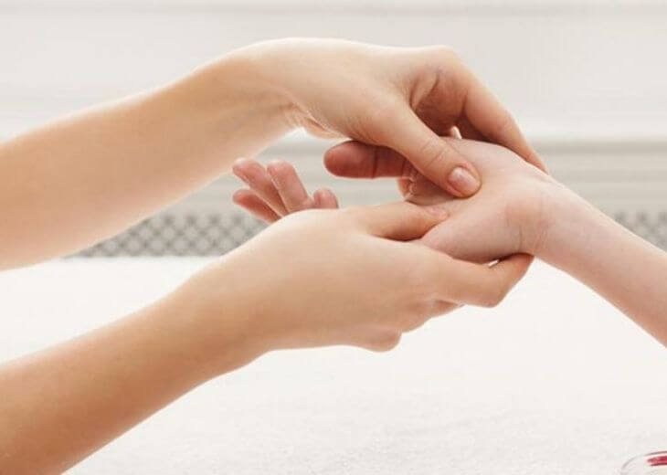Thực hiện xoa bóp nhẹ nhàng, mát xa các khớp tay khi bị tê bì, đau nhức
