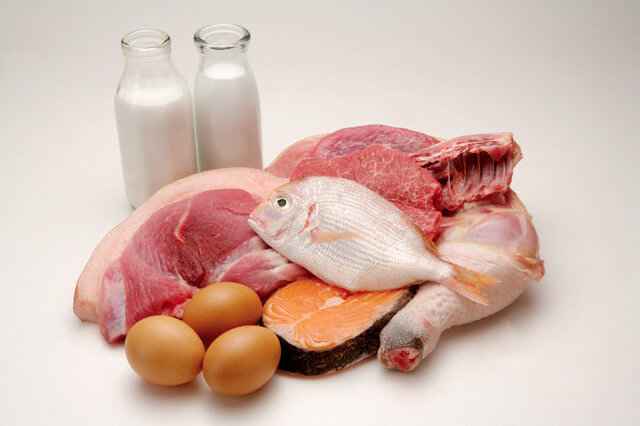 Sử dụng các thực phẩm dinh dưỡng tốt cho mí mắt: Thịt, cá trứng, sữa, …