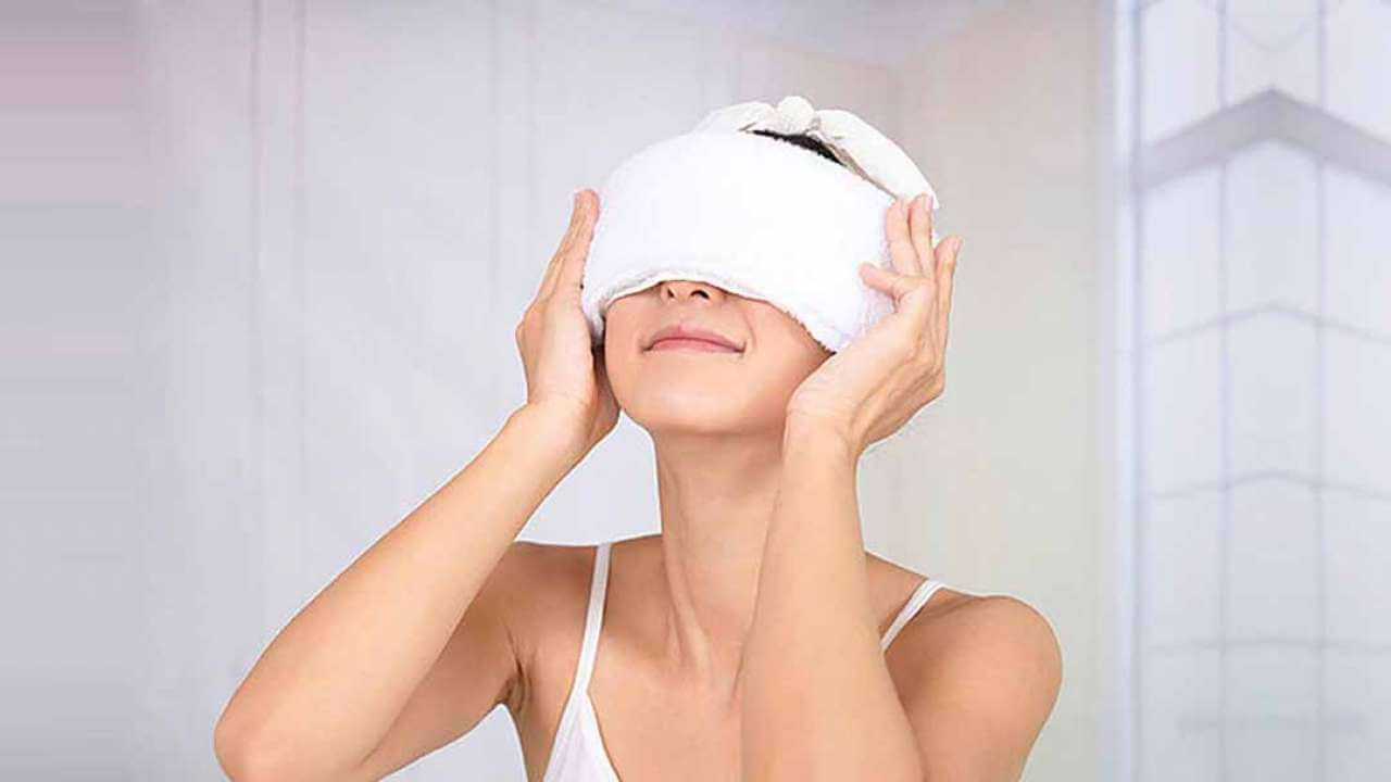 Lấy khăn sạch thấm vào một chút nước ấm, sau đó mỗi lần đắp lên vùng mắt khoảng 10 - 15 phút, làm khoảng 3 - 5 lần mỗi ngày.