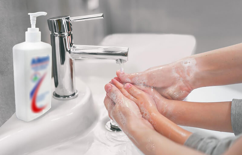 bạn nên giữ đôi tay luôn sạch sẽ bằng cách rửa tay thường xuyên và tránh lấy tay dụi lên mắt.