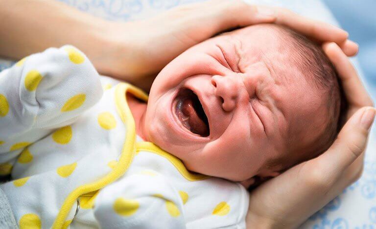 Trẻ sơ sinh bị va chạm đầu có sao không?