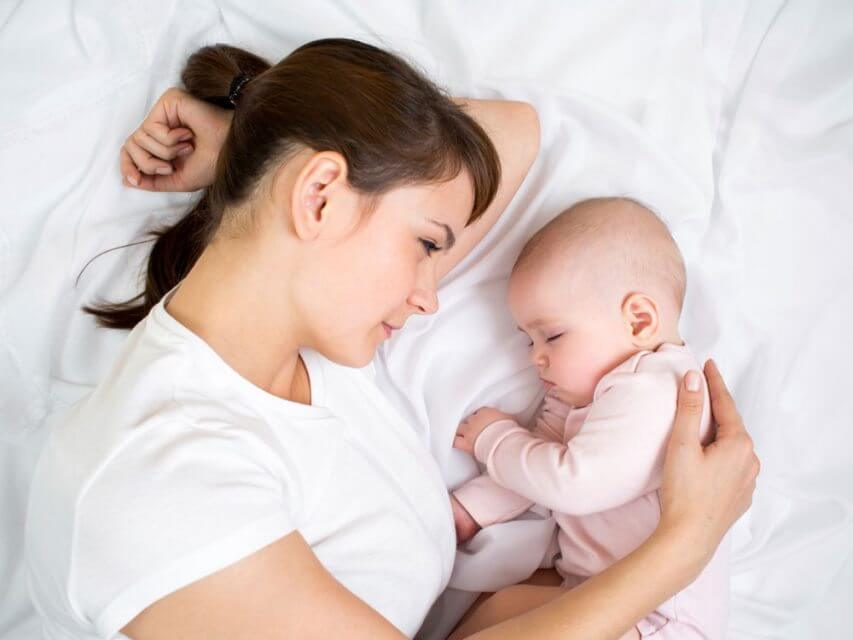 Trong thời gian theo dõi các biểu hiện của chấn thương đầu nghiêm trọng, bố mẹ luôn theo dõi trẻ sơ sinh trong khi chúng ngủ trưa và ngủ đêm