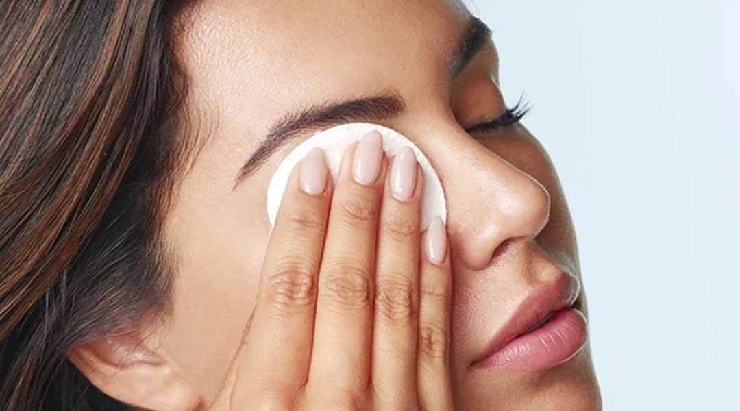 đắp gạc ấm trên mí mắt trong 5 phút