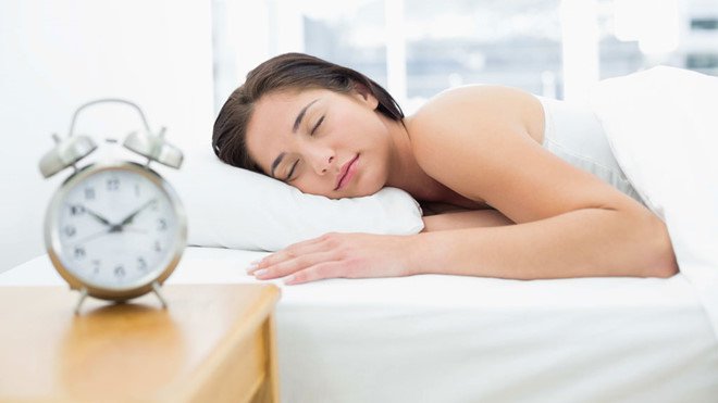 Ngủ đủ giấc và đúng giờ, tránh ánh sáng trực tiếp