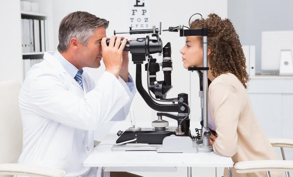 đi khám và chữa trị chói mắt liên tục tại các phòng khám, bệnh viện