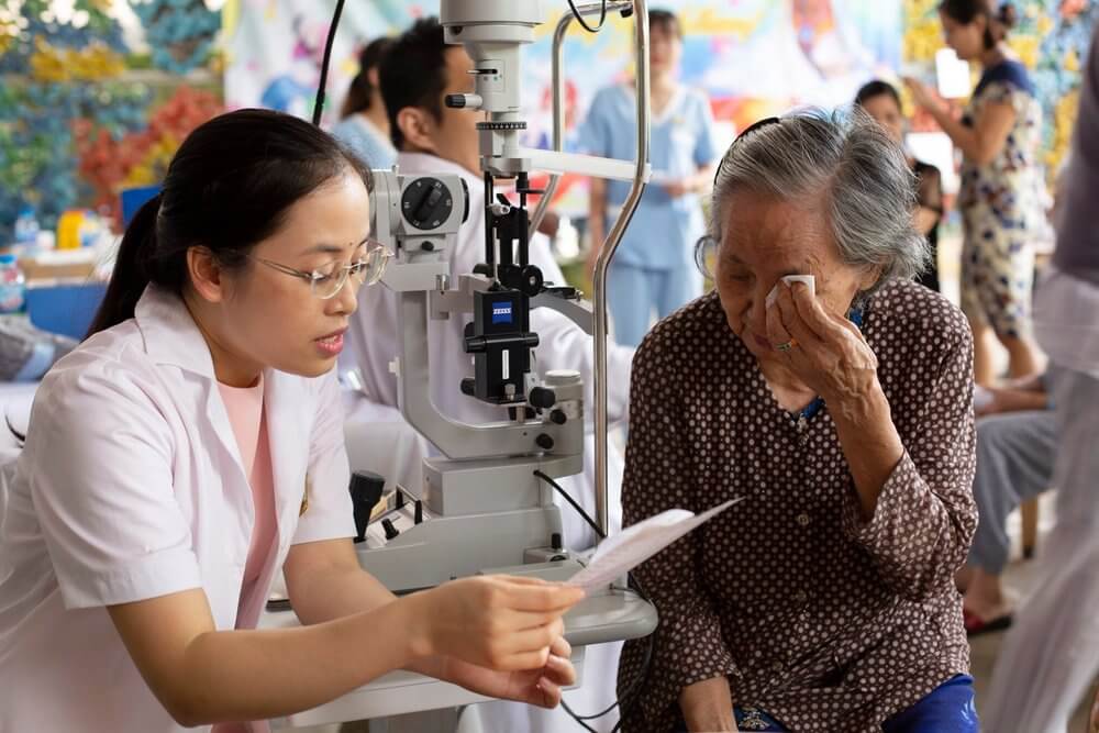 Bệnh lão thị cần được chẩn đoán và điều trị bởi bác sĩ chuyên khoa mắt