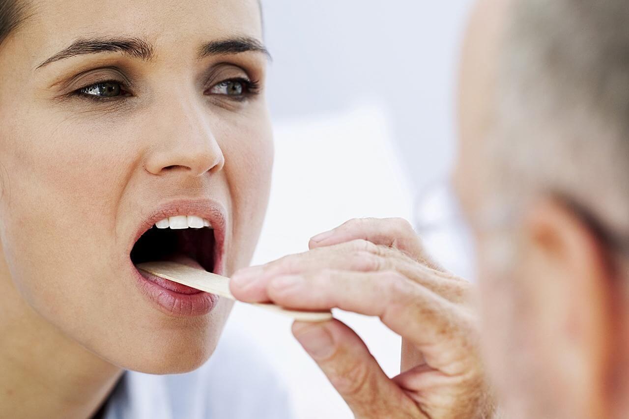 Cách tốt nhất là nên thăm khám bác sĩ để được chuẩn đoán và điều trị chảy máu cổ họng hiệu quả nhất