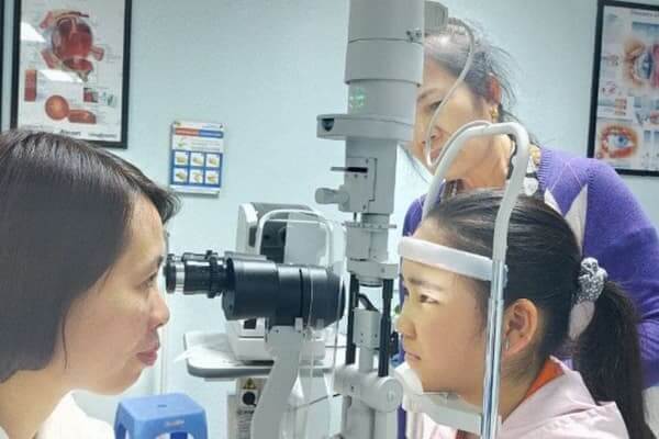 Khám chữa trị mắt bị nhòe tại bệnh viện