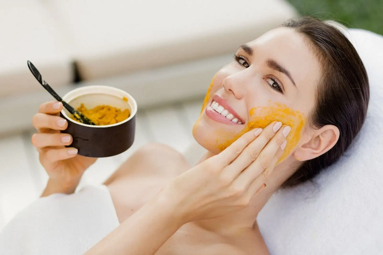 Tinh bột nghệ giúp chữa trị thâm mụn