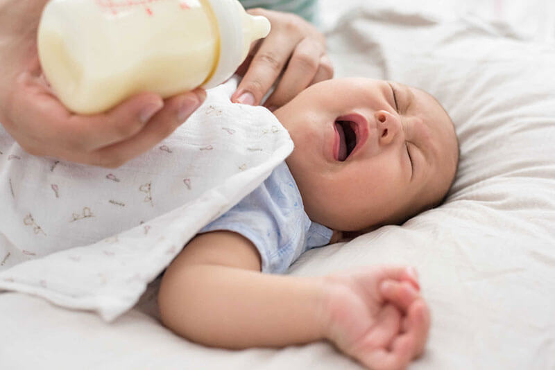 Sặc sữa vào phổi có nguy hiểm không? Nguyên nhân, dấu hiệu và cách chữa trị