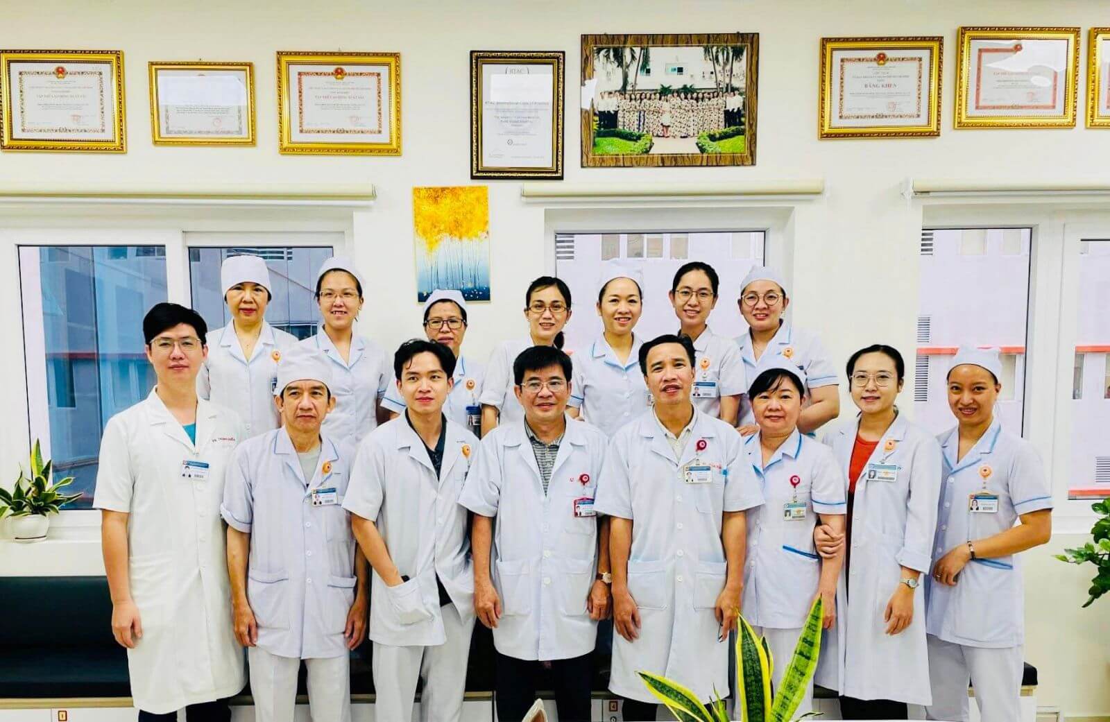 đội ngũ y bác sĩ tại bệnh viện Hùng Vương