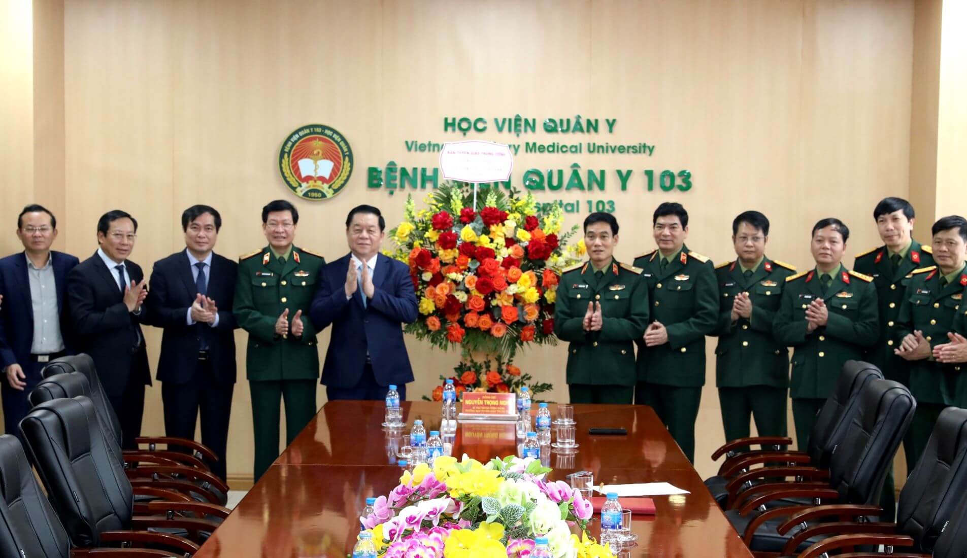 đội ngũ y bác sĩ bệnh viện 103