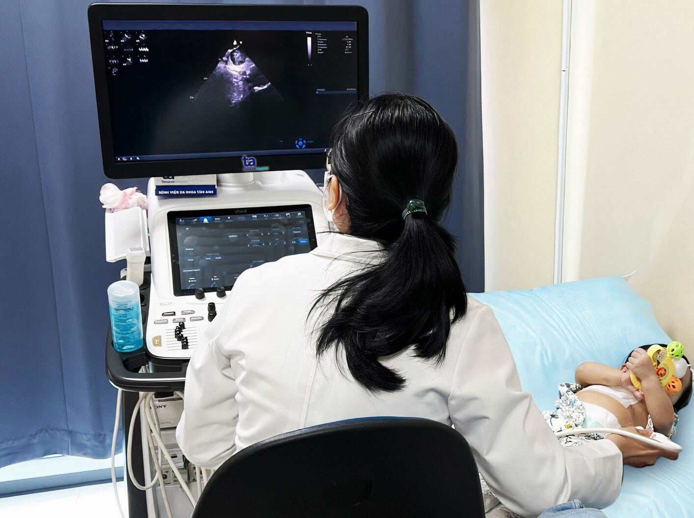 Bác sĩ bệnh viện Tâm Anh đang siêu âm cho trẻ sơ sinh