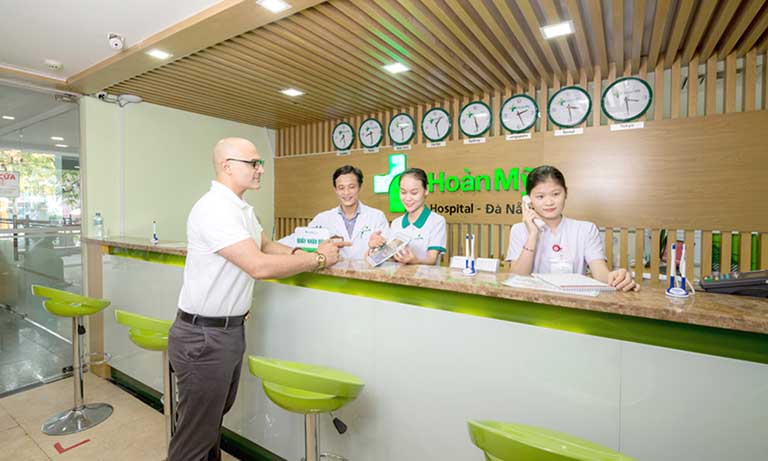 Người dân đến khám bệnh 