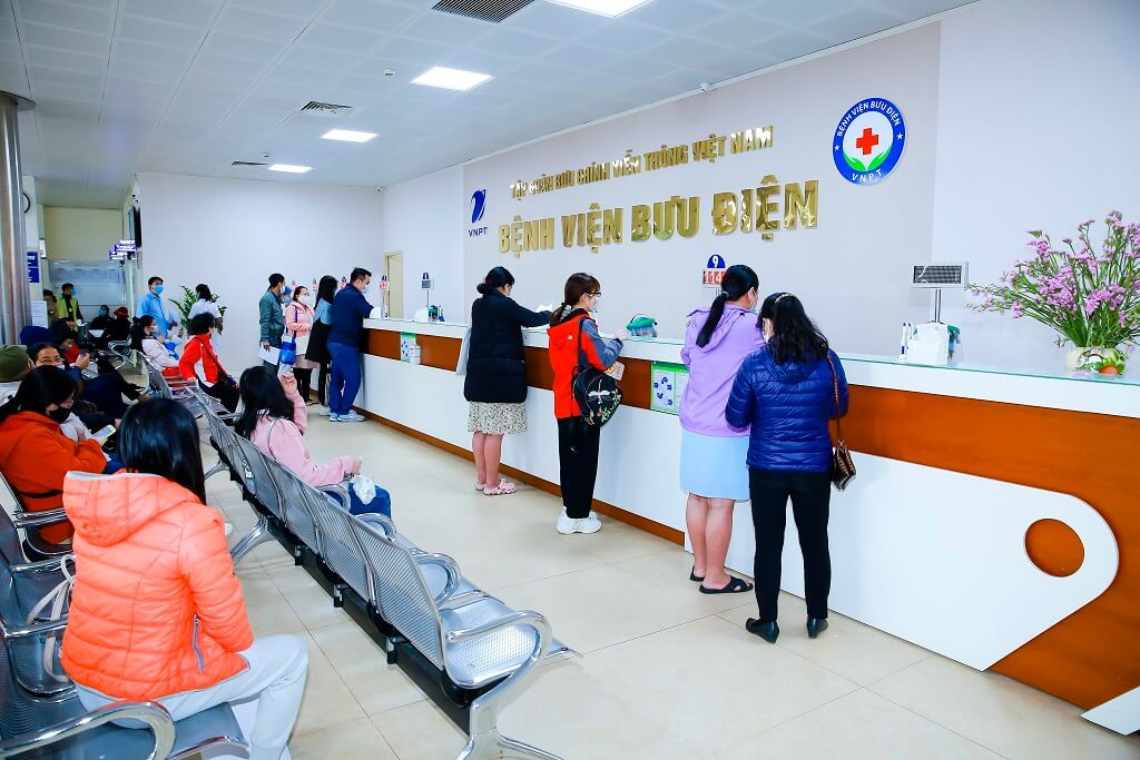 Người dân đến khám tại bệnh viện Bưu điện Hà Nội
