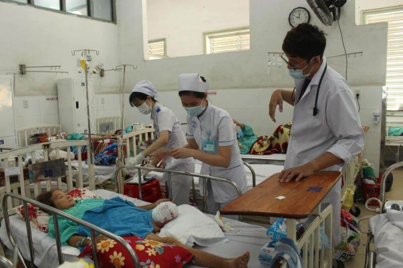 Người dân đến khám tại bệnh viện Chợ Rẫy