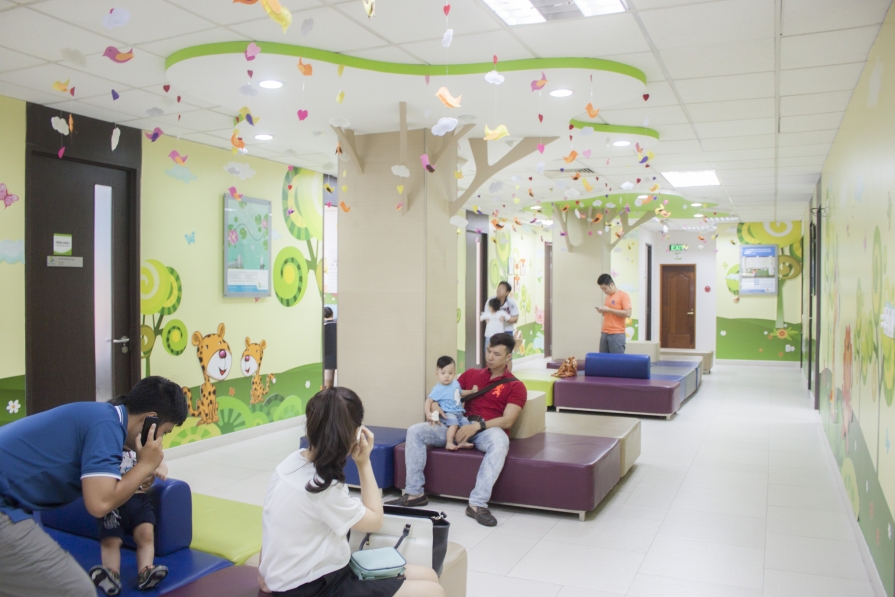 Người dân khám chữa bệnh tại bệnh viện Quốc tế Hạnh Phúc