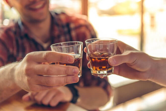 Uống rượu có thể làm khô môi, làm mất độ ẩm và gây ra sự mất cân bằng màu sắc trên môi