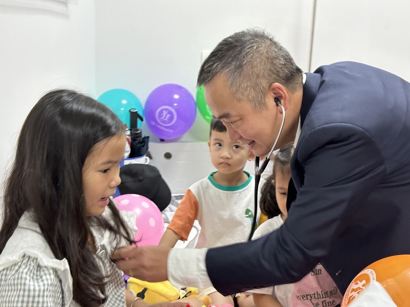 Trẻ em khám chữa bệnh tại bệnh viện Đại học Y Hà Nội