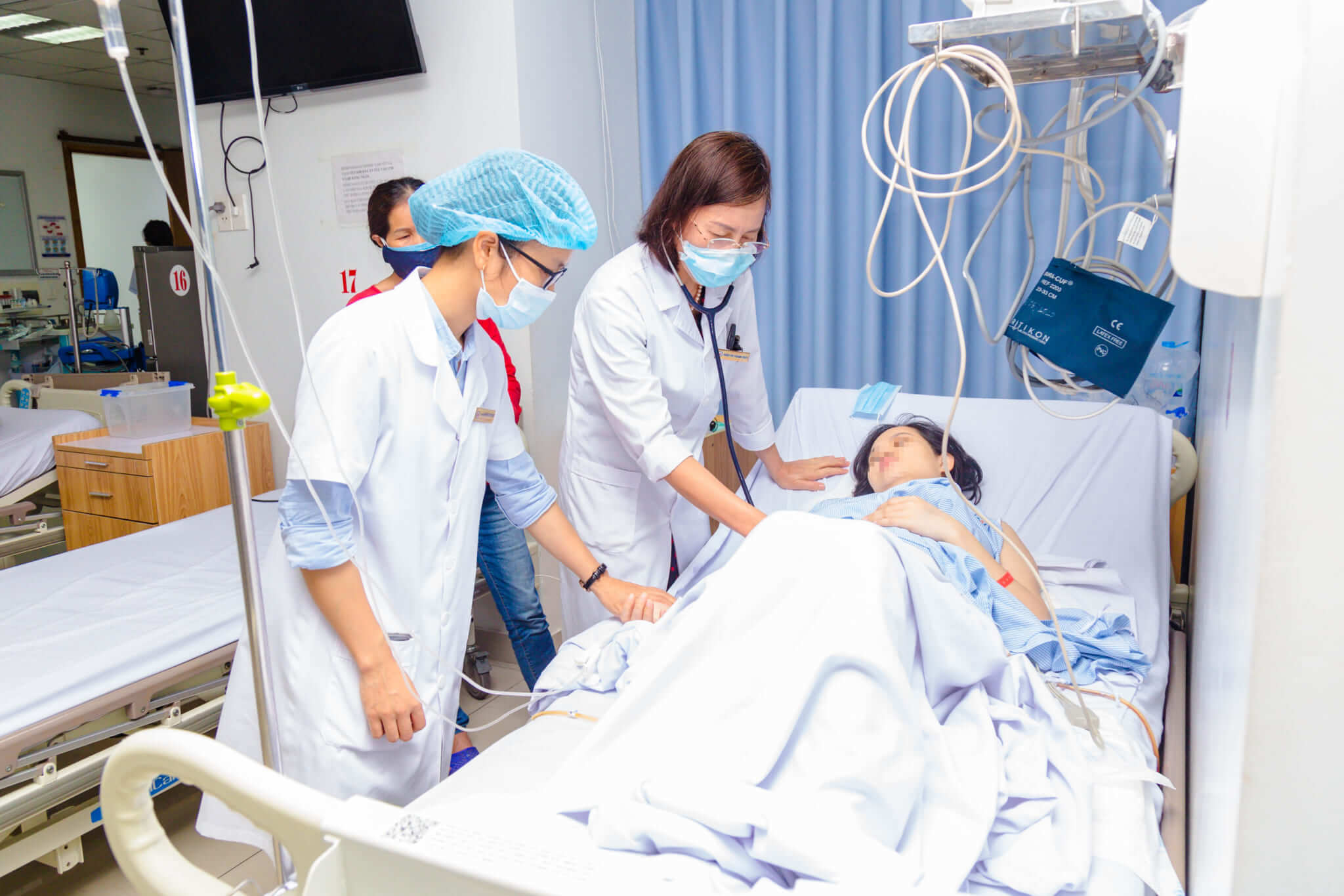 Bệnh nhân được bác sĩ thăm khám cẩn thận tại Bệnh viện Việt Đức