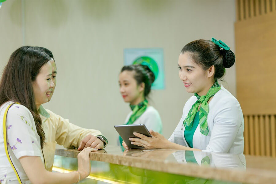 bệnh viện hoàn mỹ hướng dẫn trực tiếp cho khách hàng tại quầy