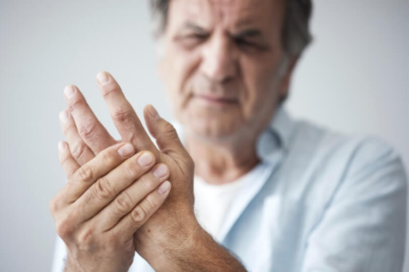 Tê tay chân cảnh báo bệnh gì? Nguyên nhân và cách chữa trị
