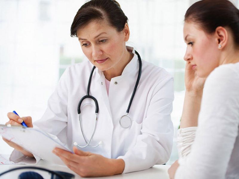 Bác sĩ chuyên khoa tư vấn tận tinh cho bệnh nhân về gói tầm soát ung thư tại bệnh viện Hòa Hảo