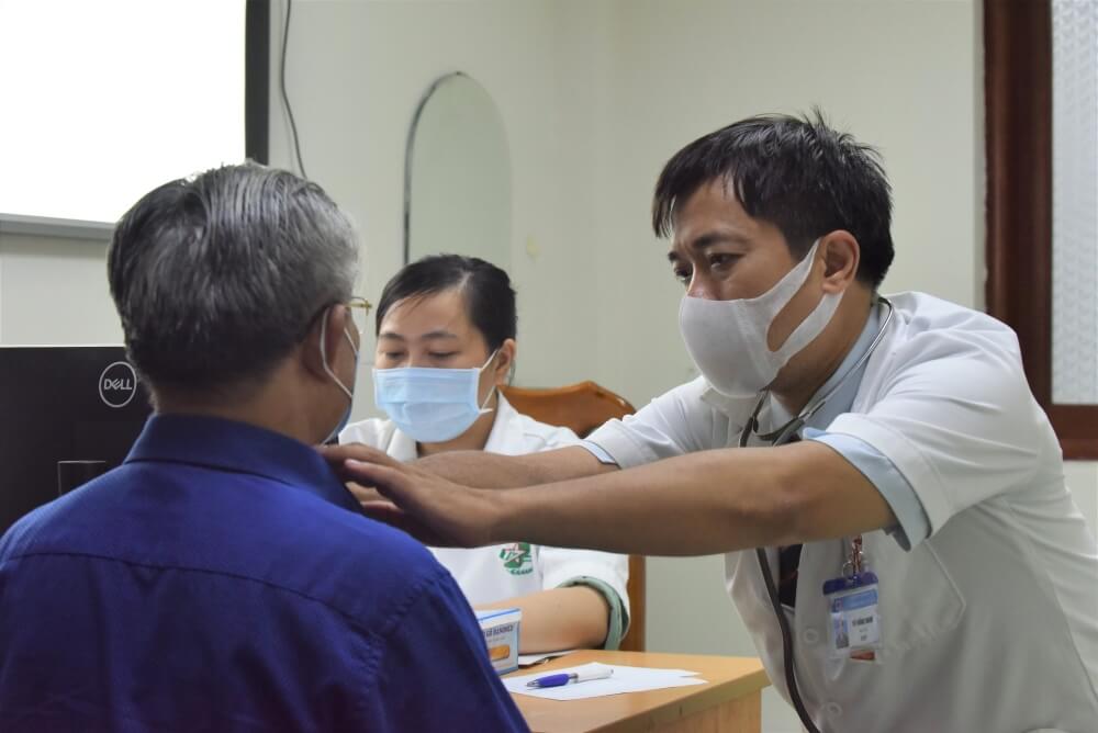 Bệnh nhân được khám với chuyên gia tại bệnh viện Quân Y 175