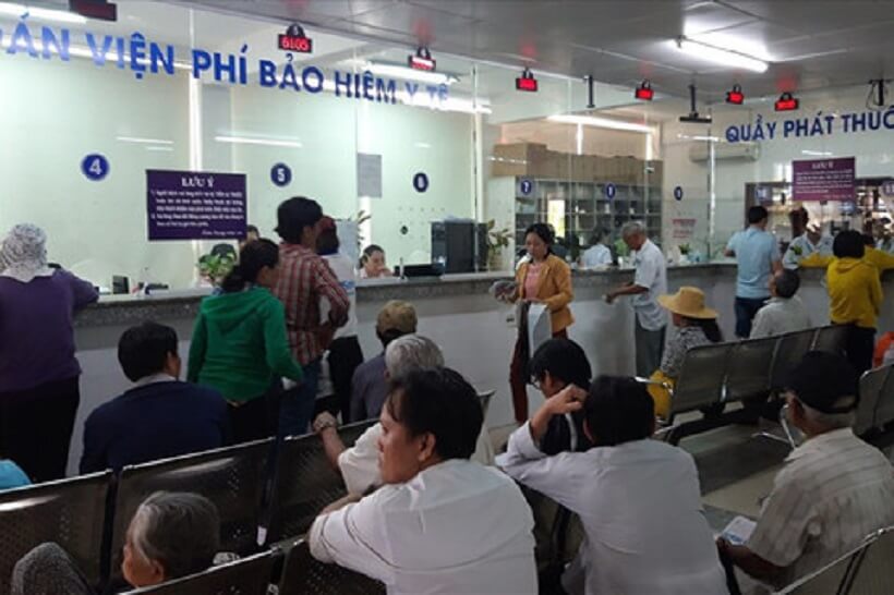 Người dân đến thăm khám tại bệnh viện