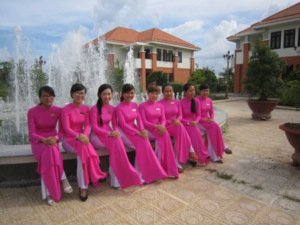 Nhân viên chăm sóc Trung Tâm Điều Dưỡng Người Có Công Tỉnh Bến Tre
