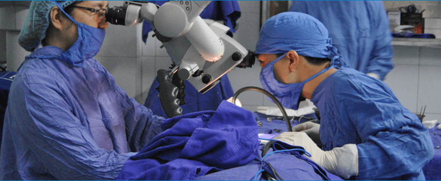 Các bác sĩ bệnh viện Tai Mũi Họng Trung ương thực hiện phẫu thuật nạo VA