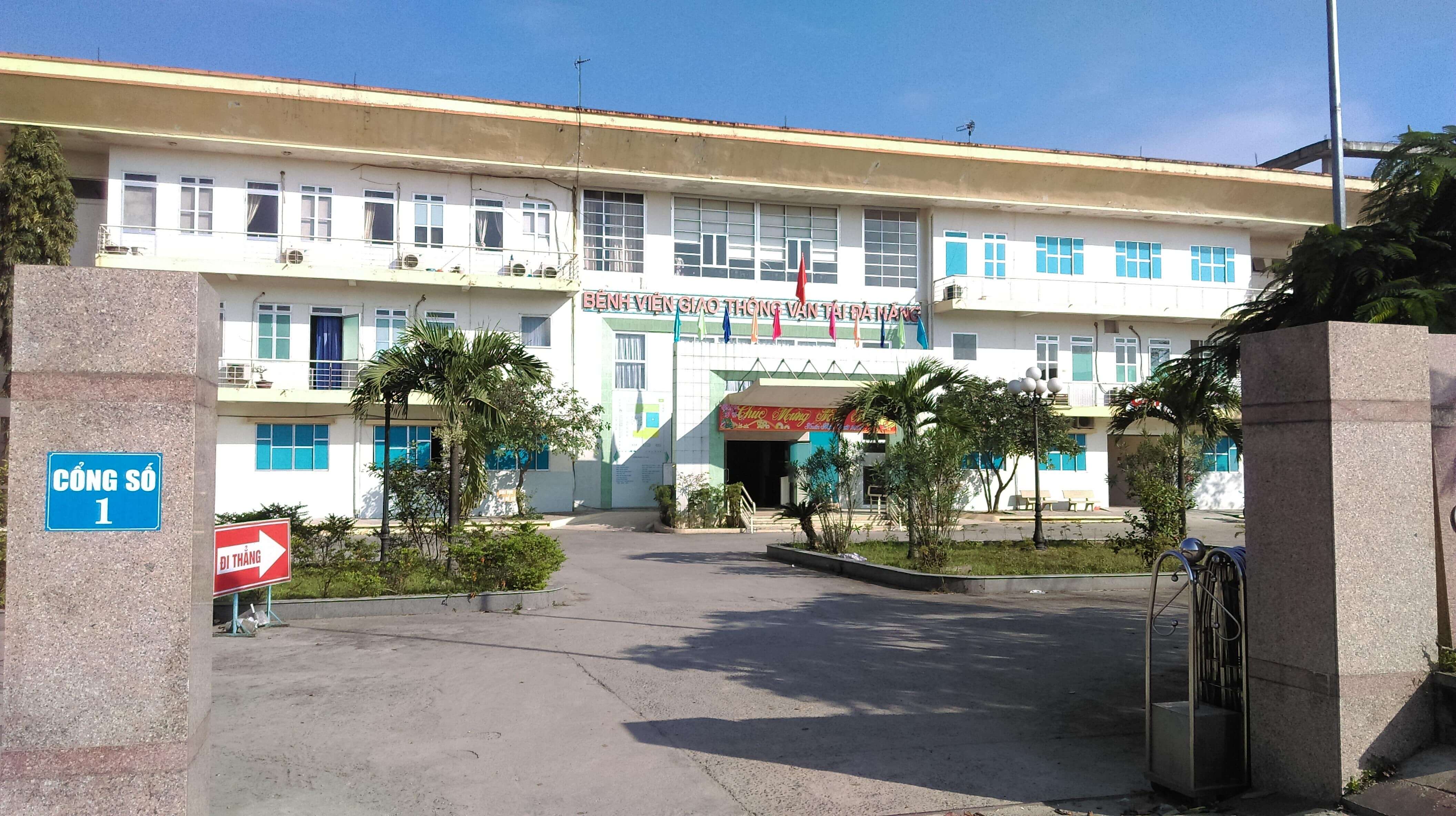 Cổng bệnh viện Giao thông vận tải