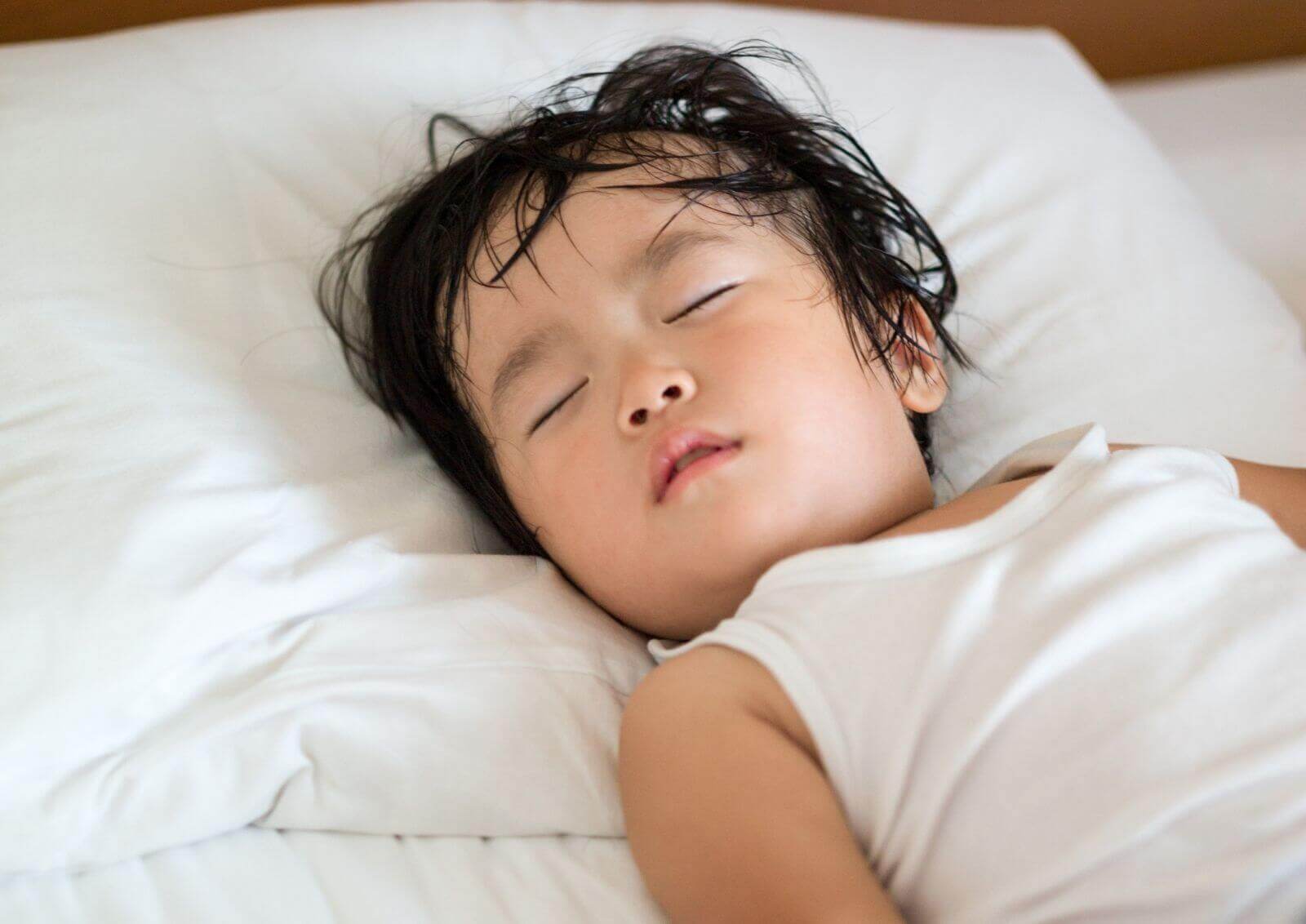 Đổ mồ hôi trộm là hiện tượng các bộ phận như lưng, trán... của trẻ có mồ hôi nhiều, nhất là khi về đêm