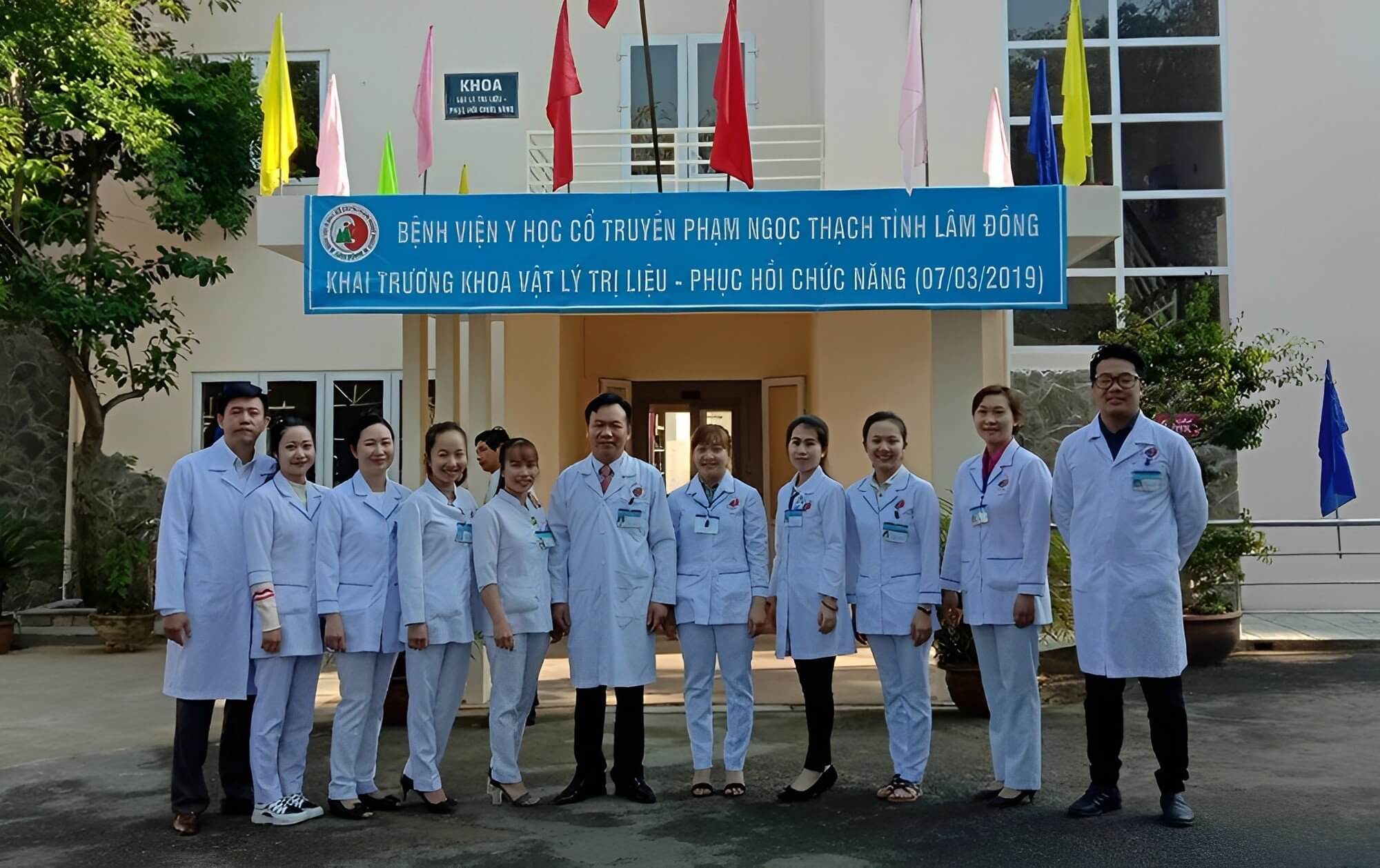 Đội ngũ y bác sĩ Bệnh viện Y học cổ truyền Phạm Ngọc Thạch Lâm Đồng