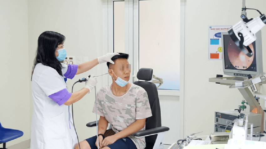 Người dân đến khám tại bệnh viện tai mũi họng trung ương