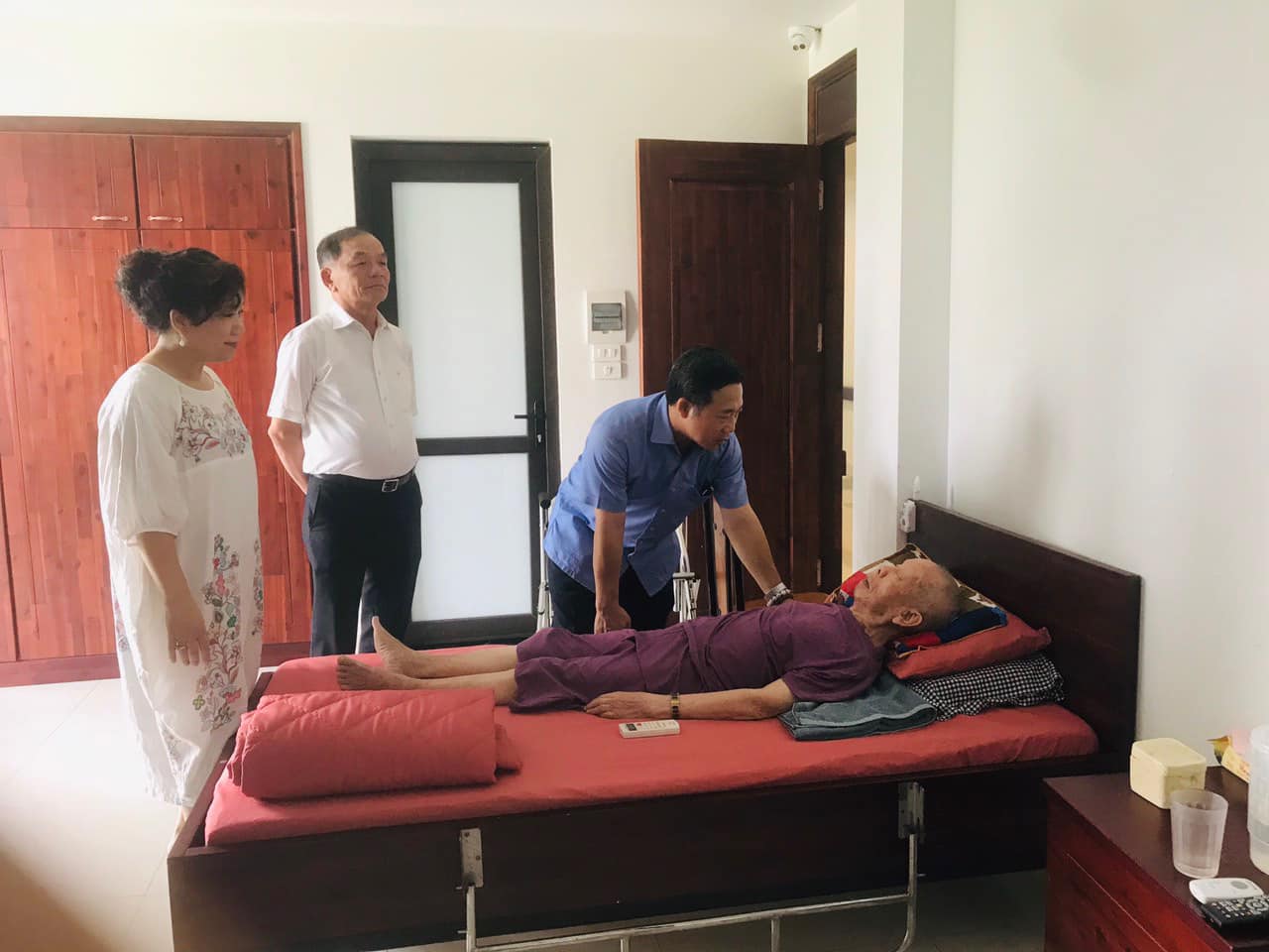 Thăm hỏi các cụ ở Viện Dưỡng Lão Alh
