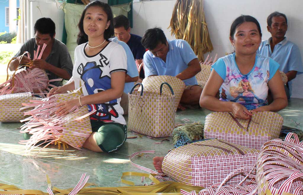 Các bệnh nhân tâm thần nhẹ được Trung tâm Bảo trợ Xã hội tỉnh Long An hướng dẫn học nghề