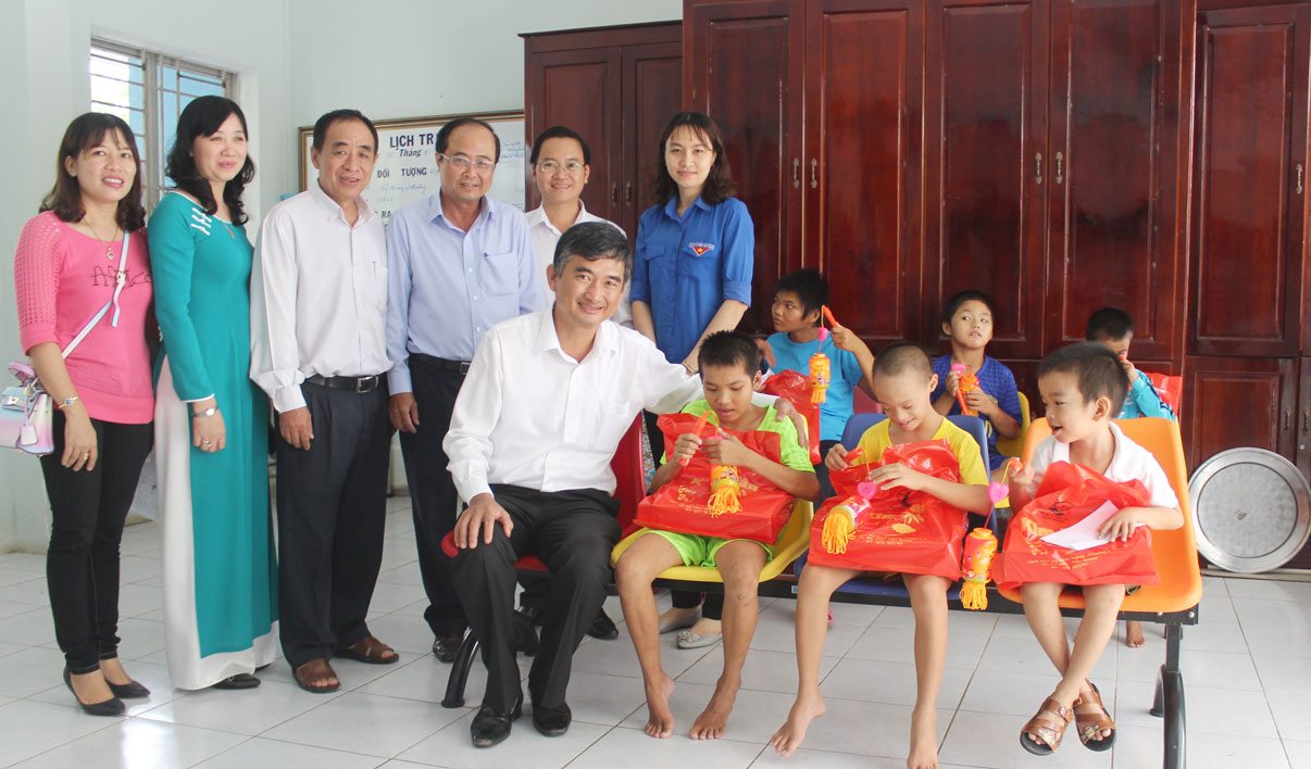Phó Chủ tịch UBND tỉnh - Phạm Văn Cảnh đến thăm và tặng quà cho trẻ em tại Trung tâm Bảo trợ Xã hội tỉnh Long An
