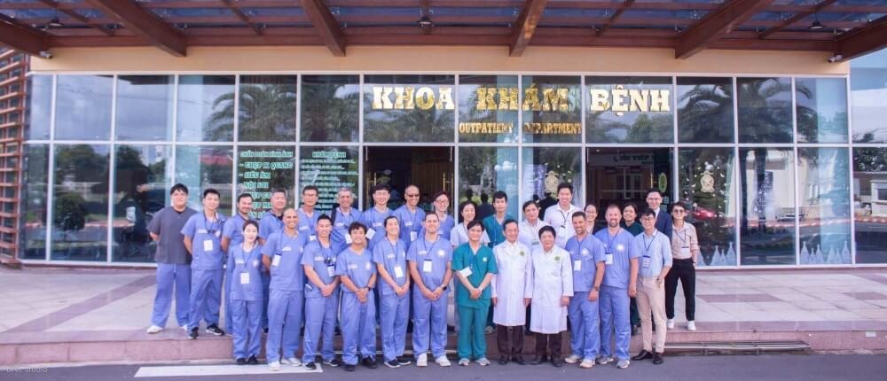 Ê kíp bác sĩ bệnh viện Đại học Nam Cần Thơ