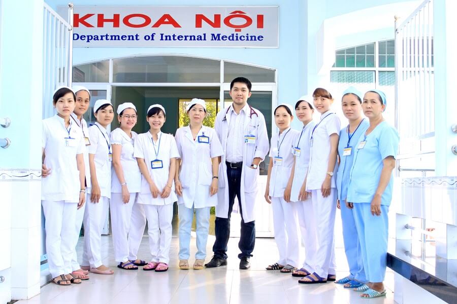 Đội ngũ y bác sĩ và y tá Khoa Nội bệnh viện Đa khoa Nhật Tân tỉnh An Giang