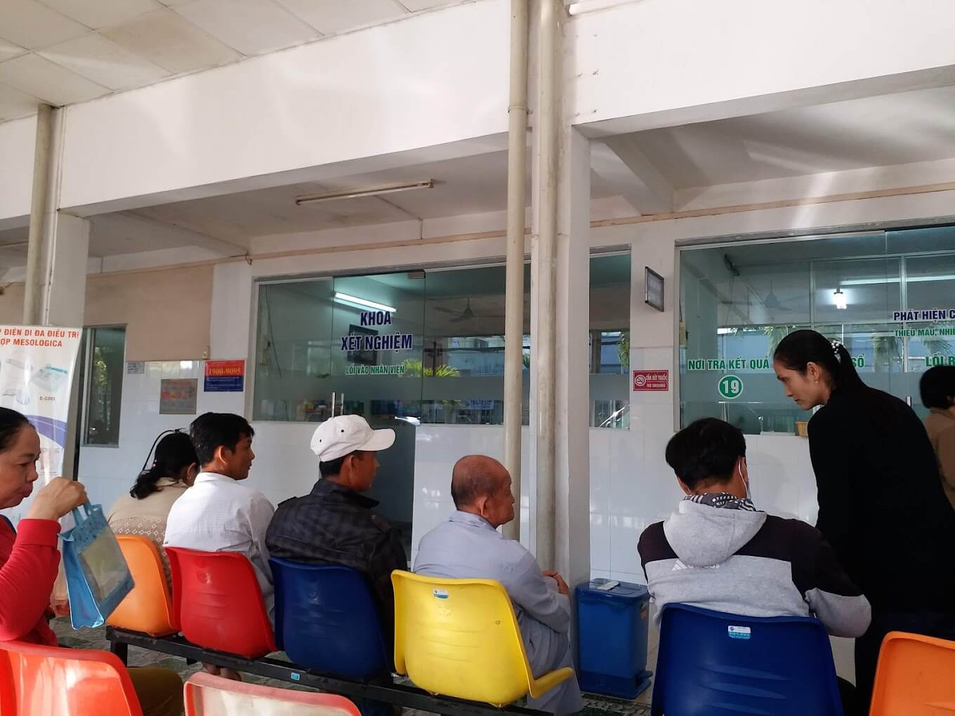 Bệnh nhân đang chờ kết quả xét nghiệm tại Bệnh viện Da liễu Cần Thơ