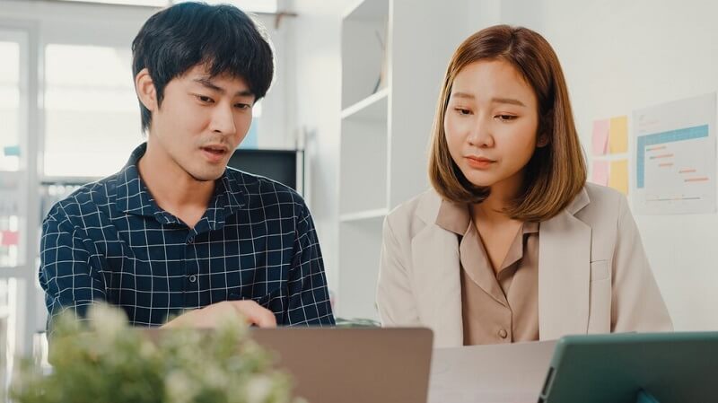Tra cứu hợp đồng bảo hiểm Phú Hưng thông qua tư vấn viên chăm sóc hợp đồng